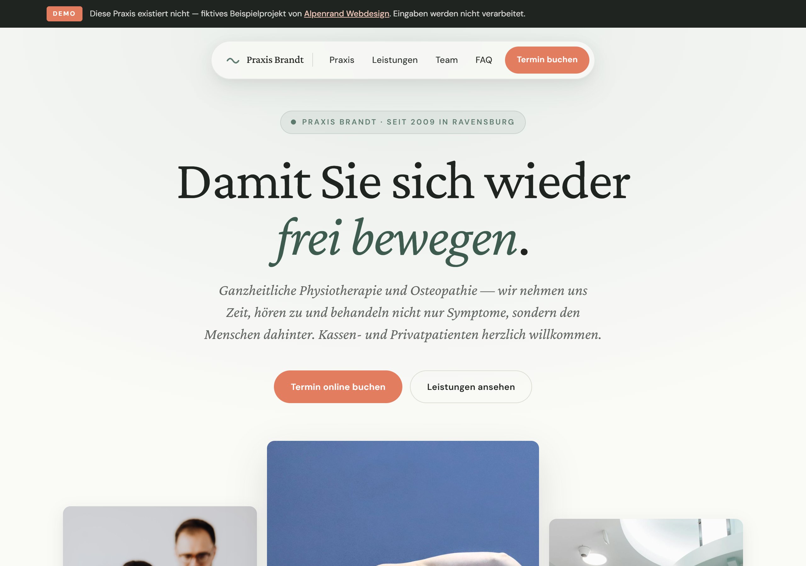Screenshot der Demo-Startseite Praxis Brandt — Floating-Pill-Header, zentrierte Headline „Damit Sie sich wieder frei bewegen.