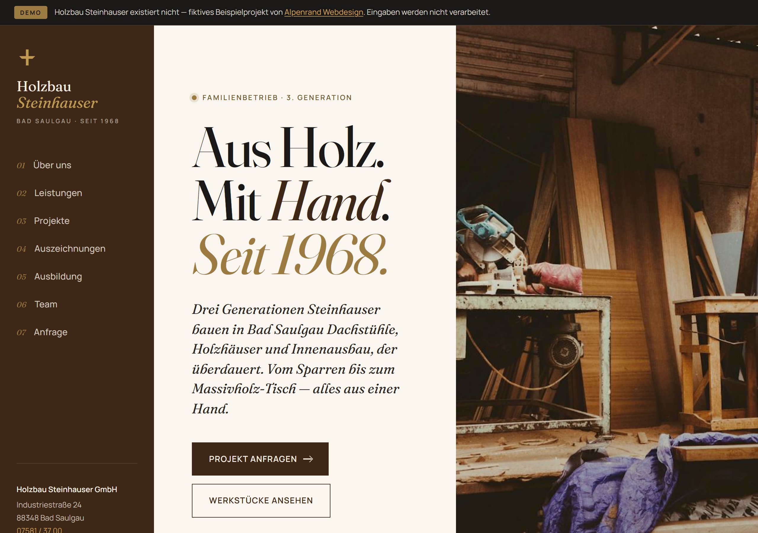 Screenshot der Demo-Startseite Holzbau Steinhauser — Hero mit Sidebar-Navigation, Werkstatt-Foto und Headline „Aus Holz. Mit Hand. Seit 1968.